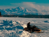 Auf dem Schneemobil Alaska entdecken, Foto: TravelAlaska.com