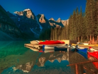 Canoes on Lake Moraine, edwademd [CC BY 2.0, flickr]