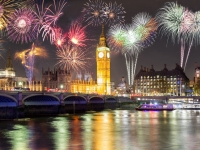 Feuerwerk über dem Big Ben und Westminster Brücke in London, moofushi