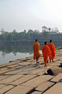 Traditionelle Mönche in Kambodscha  (Bild: Cambodia-2236 - Come and see or come and pray, Dennis Jarvis, CC BY-SA)