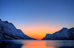 Sonnenuntergang in der Nähe von Tromsø, Norwegen  (Bild: Arctic Sunset, P J Hansen, CC BY-SA)