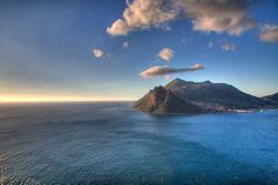 (Bild: View from Chapmans Peak of Hout Bay harbour, Ben Crouch, CC BY)